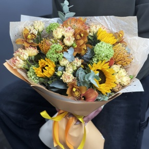 Букет "Сочиняй мечты" из подсолнухов, лейко, вибирнума, орхидей, калл, кустовых роз и талинума в Наро-Фоминске