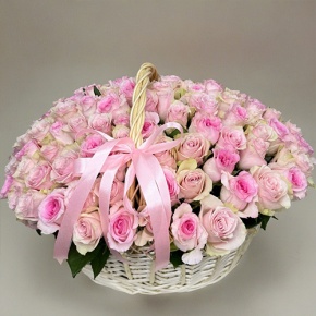 Композиция в корзине из 101 кенийской розы нежный микс (40 см) в Наро-Фоминске