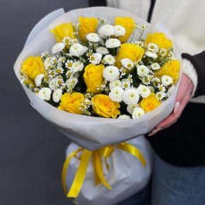Букет "Синди" из лимонных роз, ромашек и хризантем сантини в Наро-Фоминске