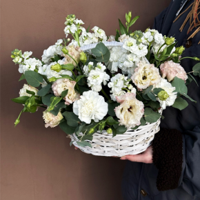 Композиция в корзине "Фея" из маттиол, диантусов, эустом и эвкалипта в Наро-Фоминске