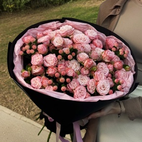 Букет из кустовых роз Бомбастик и гиперикума (50 см) в Наро-Фоминске