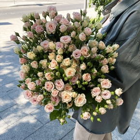 Букет из 31 кустовой розы микс (70 см) в Наро-Фоминске
