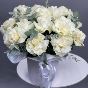 Композиция в шляпной коробке из роз Эквадор Мондиаль в Наро-Фоминске