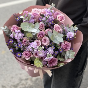 Букет "Хрустальный" из роз, астера и ароматных маттиол в Наро-Фоминске