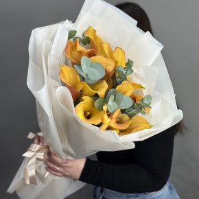 Букет из 17 оранжевых калл с эвкалиптом в Наро-Фоминске