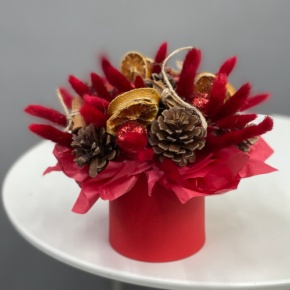 Композиция в шляпной коробке "Глинтвейн" из шишек, корицы и лагуруса в Наро-Фоминске