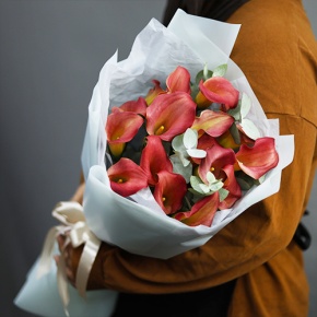 Букет из 17 нежных калл с эвкалиптом в Наро-Фоминске