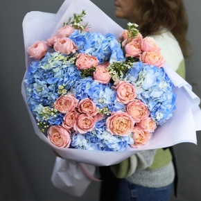 Букет "Тону в твоих глазах" из кустовых пионовидных роз Джульетта, хамелациума и гортензий в Наро-Фоминске