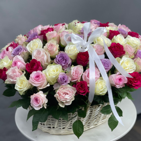 Композиция в корзине из 101 розы микс в Наро-Фоминске