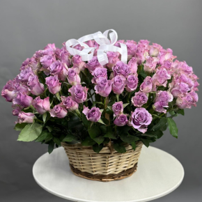 Композиция в корзине из 131 кенийской розы (40 см) в Наро-Фоминске