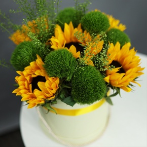 Композиция в шляпной коробке из подсолнухов и диантусов люкс в Наро-Фоминске