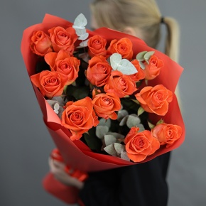 Букет из 15 морковных роз с эвкалиптом (70 см) в Наро-Фоминске