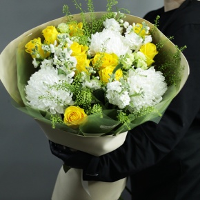 Букет "Фисташка" из роз, хризантем и маттиол в Наро-Фоминске