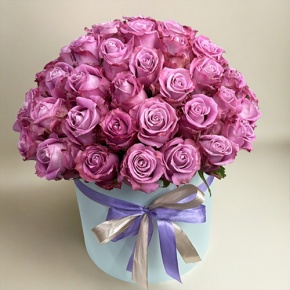 Композиция в шляпной коробке из 51 розы Меритим в Наро-Фоминске