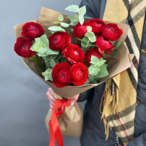 Букет из 11 ранункулюсов и эвкалипта в Наро-Фоминске