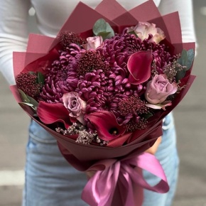 Букет "Импульс" из скиммии, калл, роз и хризантем Бигоуди в Наро-Фоминске