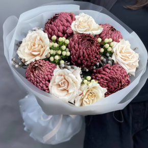 Букет "Всё что тебе касается" из хризантем Бигоуди, роз Эквадор Квиксенд и гиперикума в Наро-Фоминске