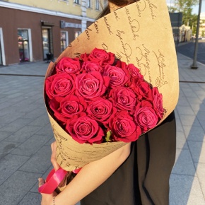 Букет из 15 роз Шангрила в крафте (60 см) в Наро-Фоминске