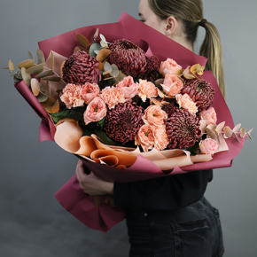 Букет "Осенний блюз" из хризантем Бигоуди, диантусов, скиммии и роз Риджентс парк  в Наро-Фоминске