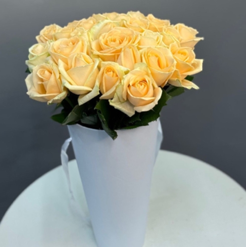 25 кремовых роз в конусе в Наро-Фоминске