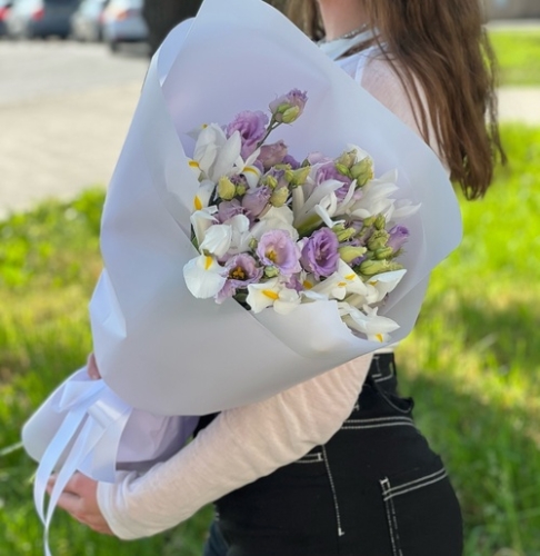 Букет "Вива ла дива" из эустом и ирисов в Наро-Фоминске
