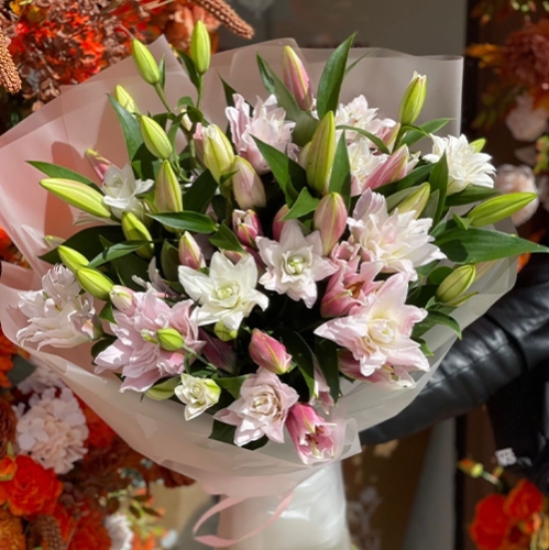Букет из 11 ароматных пионовидных лилий в Наро-Фоминске