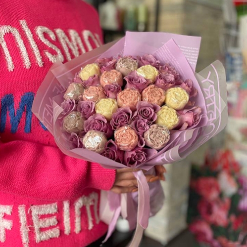 Букет из роз и шоколадных пионов в Наро-Фоминске