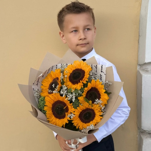 Букет на 1 сентября из 5 подсолнухов и лимониума в Наро-Фоминске