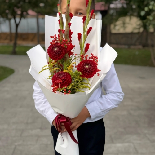 Букет на 1 сентября с красными гладиолусами, георгинами и калиной в Наро-Фоминске