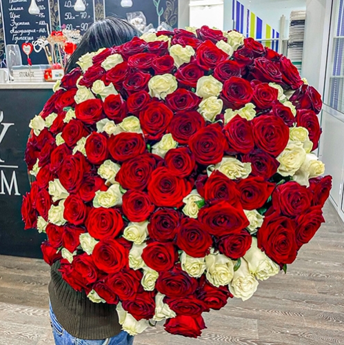 Букет 151 роза красный и белый микс (60 см) в Наро-Фоминске