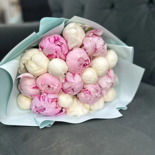 Микс из 19 бело-розовых пионов в Наро-Фоминске