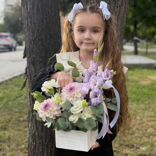 Композиция с георгинами на 1 сентября в белом ящике в Наро-Фоминске