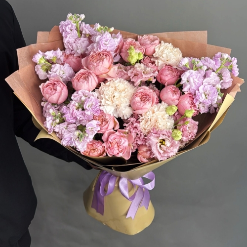 Букет "Амели" из ароматных маттиол, пионовидных кустовых роз Джульетта  эустом и диантусов в Наро-Фоминске