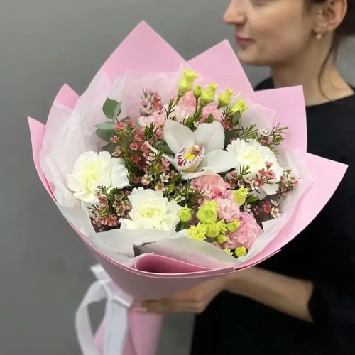 Букет с королевской орхидеей, диантусами, эустомой и шамелациумом в Наро-Фоминске
