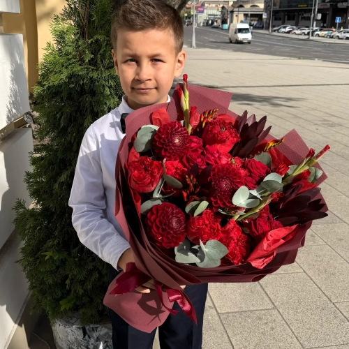Букет с георгинами, розами и леукадендроном в Наро-Фоминске