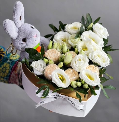 Композиция в коробке сердца из шоколадных пионов и эустом в Наро-Фоминске