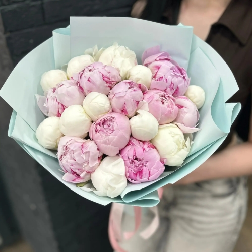 Микс из 19 бело-розовых пионов в Наро-Фоминске